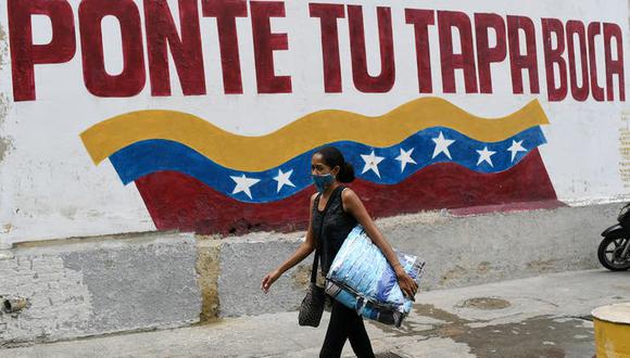 Crece la caída del poder adquisitivo de los trabajadores en Venezuela, cuya moneda perdió 13 ceros desde la llegada del chavismo al poder en 1999. (Foto AP / Matias Delacroix).