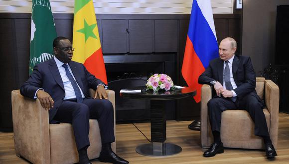 El presidente ruso Vladimir Putin se reunió con el presidente de Senegal y presidente de la Unión Africana (UA) Macky Sall en Sochi el 3 de junio de 2022. (Foto: Mikhail KLIMENTYEV / SPUTNIK / AFP)
