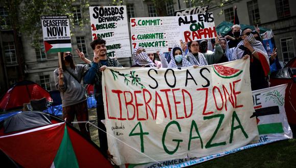 Los estudiantes sostienen pancartas y corean consignas durante una reunión en un campamento pro palestino establecido en el campus de la Escuela de Estudios Orientales y Africanos (SOAS) en Londres, el 8 de mayo de 2024. Foto: BENJAMIN CREMEL / AFP