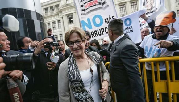 Susana Villarán fue recibida por una comitiva de personas que la cuestionaron por el presunto aporte de Odebrecht a la campaña del No. (Foto: Archivo El Comercio)