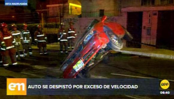 Auto volcado cerca a la estación Ayacucho del Metro de Lima. (Captura: RPP Noticias)