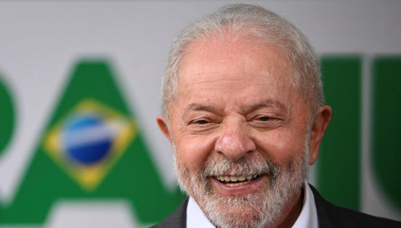 El presidente electo de Brasil, Luiz Inácio Lula da Silva, sonríe durante una conferencia de prensa en el edificio del gobierno de transición en Brasilia el 2 de diciembre de 2022. (EVARISTO SA / AFP).