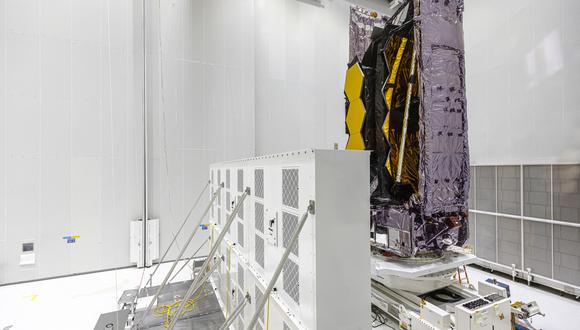 (FILES) In this file photo taken on November 5, 2021, The James Webb Space Telescope stands in the S5 Payload Preparation Facility (EPCU-S5) at The Guiana Space Centre, Kourou, French Guiana on November 5, 2021, where it is being tested and verified ahead of a scheduled launch on December 18. - The launch of the James Webb Space Telescope, which astronomers hope will herald a new era of discovery, has been delayed until December 22 after an accident at its launch facility in French Guiana, NASA said on November 22, 2021. (Photo by jody amiet / AFP)