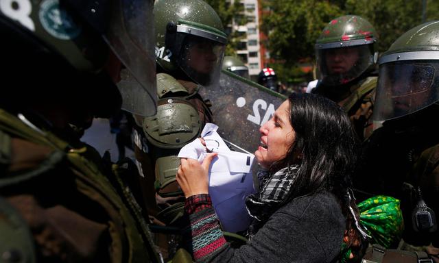 Una concentración en la céntrica Plaza Italia derivó en violencia. (AFP / Pablo VERA).