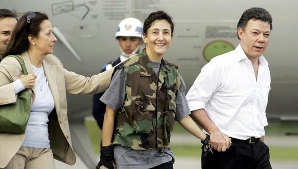 Íngrid Betancourt en el 2008, después del momento de haber sido liberada del poder de las FARC . En ese entonces Juan Manuel Santos era ministro de Defensa de Colombia. (Foto: AP/Fernando Vergara)
