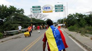Venezolanos desafían a Maduro cruzando frontera con Colombia
