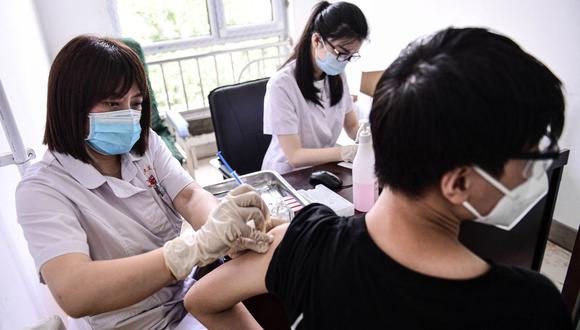 Un estudiante recibe la vacuna Sinovac en Shenyang, en la provincia nororiental de Liaoning (China), el 1 de agosto de 2021. (Foto de STR / AFP).