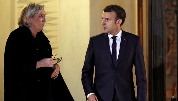 El actual presidente de Francia, Emmanuel Macron, junto a Marine Le Pen, política que se postula a la presidencia. REUTERS