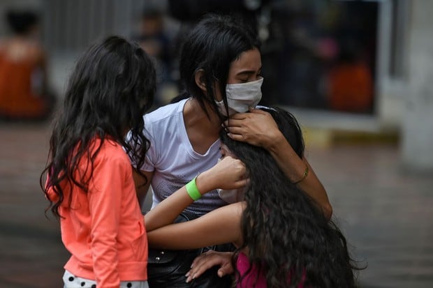 Pobladores se protegen con mascarillas por la pandemia de coronavirus COVID-19, en Cali, Colombia (Foto: Luis Robayo / AFP)