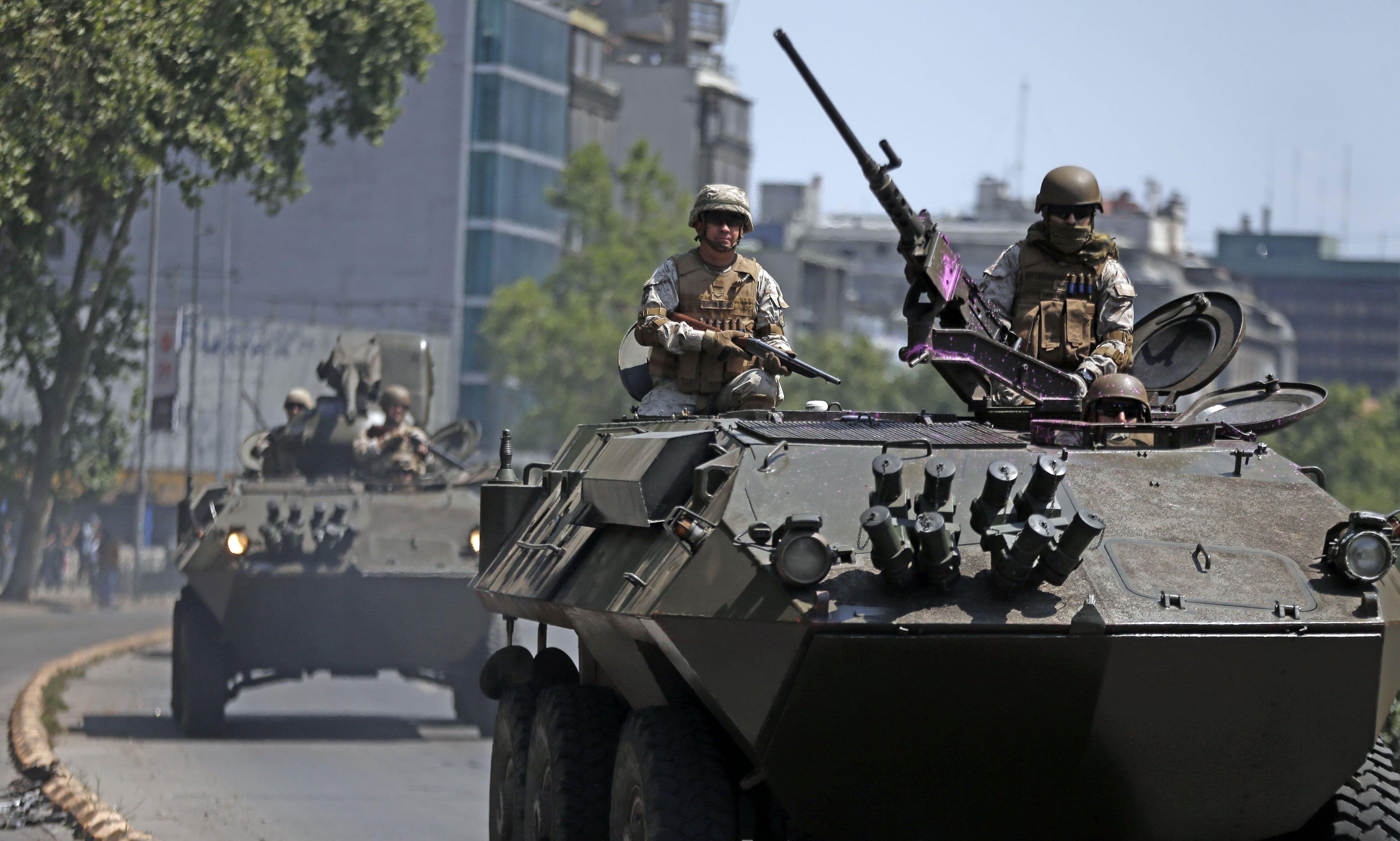 Soldados del Ejército reprimen una protesta en la Plaza Italia de Santiago de Chile. (AP Photo/Luis Hidalgo).