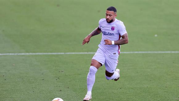 El delantero Menphis Depay, conduce el balón durante el amistoso frente al Girona. (Foto: EFE)