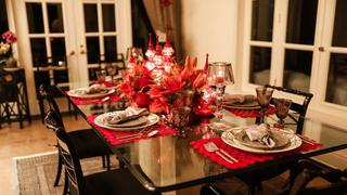 Llena de rojo tu cena de Nochebuena con este centro de mesa