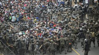 Guatemala frena caravana de migrantes hondureños a palos y gas lacrimógeno | FOTOS