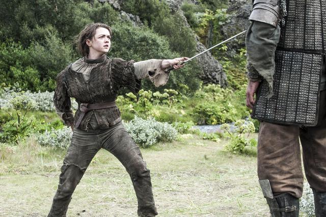 La pequeña Arya Stark se entrena con su icónica espada Aguja. La actriz que la interpreta, Maisie Williams, tiene 22 años.