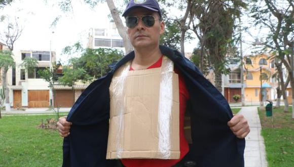 El sereno que usa un chaleco antibalas de cartón para combatir la delincuencia