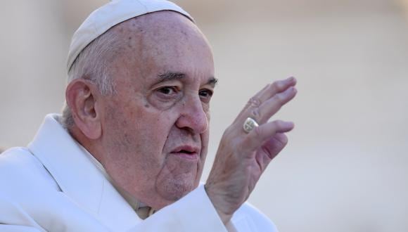 El Papa Francisco saluda a los peregrinos al final de su audiencia general semanal en la Plaza de San Pedro en el Vaticano el 23 de noviembre de 2022. (Foto de Filippo MONTEFORTE / AFP)