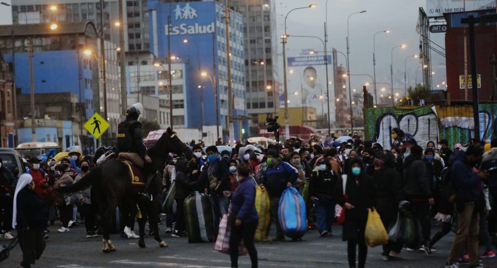 Cientos de ambulantes, sin respetar el distanciamiento social, continúan ocupando las principales vías de La Victoria y del Cercado de Lima. Foto: Cesar Grados/GEC