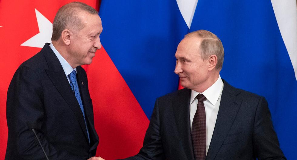 El presidente ruso, Vladimir Putin, a la derecha, y el presidente turco, Recep Tayyip Erdogan, se dan la mano durante una conferencia de prensa después de sus conversaciones en el Kremlin, el 5 de marzo de 2020. (FOTO: AP).