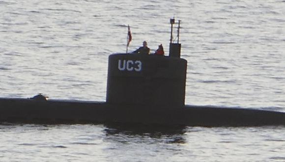 La periodista Kim Wall junto a un hombre antes del hundimiento del submarino UC3 Nautilus. (AFP).