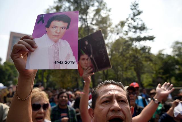 Fanáticos de José José rinden tributo al 'príncipe de la canción' en Ciudad de México. (Foto: AFP)