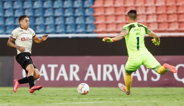 JJPANA1019. ASUNCIÓN (PARAGUAY), 12/02/2020.- Alejandro González (i) de Universitario disputa la pelota con el arquero Rodrigo Muñoz de Cerro Porteño este miércoles antes de un partido de la Copa Libertadores entre Cerro Porteño y Universitario de Deportes, en el estadio la Nueva Olla en Asunción (Paraguay). El partido se realiza sin público a causa de una sanción de la Conmebol, debido al lanzamiento de bengalas durante el juego de cuartos de la Libertadores el pasado agosto contra River Plate. EFE/Nathalia Aguilar