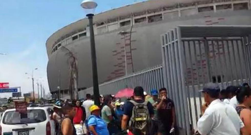 Los boletos Perú vs Uruguay generan largas colas en el estadio Nacional. (Foto: captura)