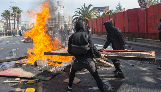 Violentos incidentes, incluido un incendio en una gran tienda comercial en el centro de Santiago provocado por manifestantes encapuchados, se registraron en Chile. (Foto: AFP)