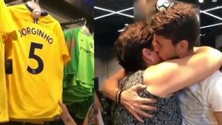 Mamá de Jorginho llora al ver camiseta del Chelsea con el nombre de su hijo [VIDEO]