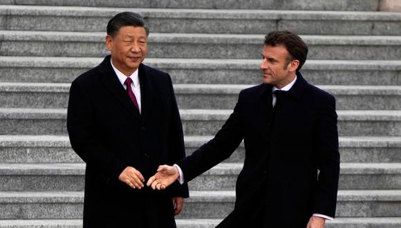 El presidente francés, Emmanuel Macron (d), estrecha la mano del presidente chino, Xi Jinping (izq.), durante una ceremonia de bienvenida celebrada frente al Gran Salón del Pueblo en Pekín, China, el 6 de abril de 2023. (Foto: EFE/EPA/Ng Han Guan / POOL