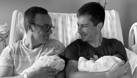 El secretario de Transporte de EE.UU., Pete Buttigieg, y su esposo Chasten presentan a sus dos bebés, Penelope Rose y Joseph August, en esta foto de redes sociales obtenida por Reuters. (Foto: TWITTER / @ PETEBUTTIGIEG vía Reuters).