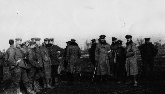 Soldados británicos y alemanes durante la tregua no oficial de 1914.