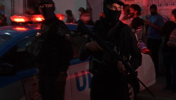 La policía monta guardia en la favela de Jacarezinho, en Río de Janeiro, Brasil, el 7 de mayo de 2021. (Foto referencial: Carl de Souza / AFP)