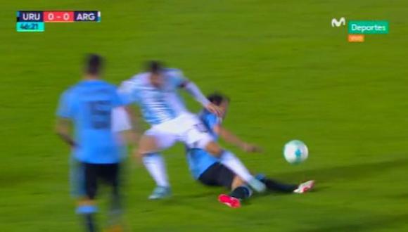 Argentina vs. Uruguay: la falta sobre Messi que provocó molestia con árbitro peruano. (Foto: Captura)