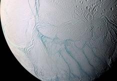 NASA: detectan ‘calor’ debajo de la superficie congelada de Encelado