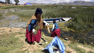 Mujeres del Perú y Bolivia limpian la basura del Titicaca