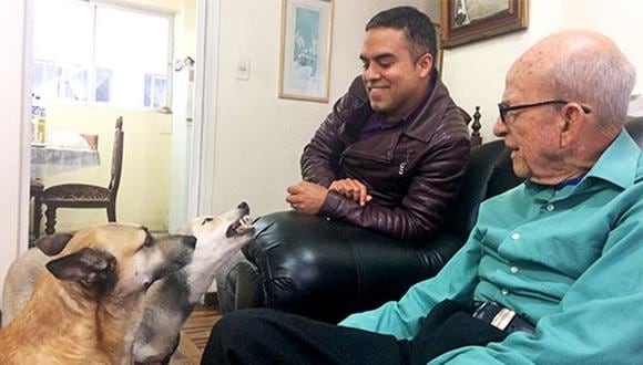 Ricardo Hormaeche junto al voluntario Leonardo Berdejo y sus mascotas Bruce y Doncella, dos perros que rescató de la calle y adoptó.
