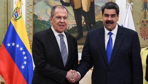 Nicolás Maduro (derecha) junto al canciller ruso, Sergei Lavrov, en el Palacio de Miraflores en Caracas, Venezuela. (AFP / Yuri CORTEZ).
