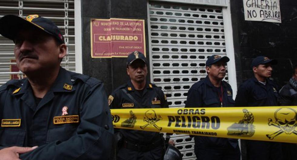Autoridades de la municipalidad de La Victoria clausuraron galerías comerciales que funcionaban en Gamarra, por no cumplir con las medidas de seguridad. (Foto: Andina)