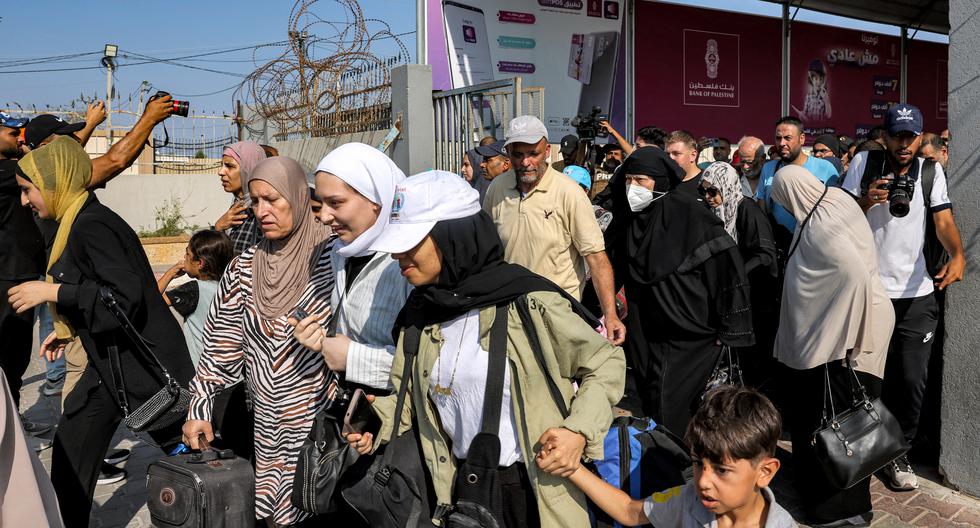 Varias personas atraviesan una puerta para entrar en el paso fronterizo de Rafah con Egipto, en el sur de la Franja de Gaza, el 1 de noviembre del 2023. (Foto: AFP)