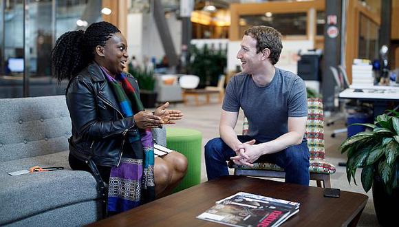 Lola, en la foto con Mark Zuckerberg, es líder de un grupo de Facebook que ayuda a que las mujeres no se queden calladas ante cualquier abuso. (Foto: Facebook)