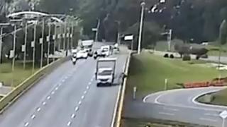 Conductor de furgón atropelló y mató a ciclista en Colombia | VIDEO