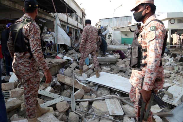 Pakistani security officials inspect the site of an explosion that took place in Paracha Chowk, in Karachi, Pakistan (Photo: EFE / EPA / REHAN KHAN).