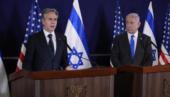 El primer ministro israelí, Benjamín Netanyahu, observa mientras el secretario de Estado de Estados Unidos, Antony Blinken, da declaraciones a los medios, en Tel Aviv el 12 de octubre de 2023. (Foto de Jacquelyn Martin / POOL / AFP)
