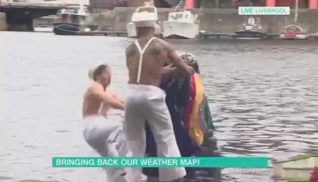 Presentadora del tiempo empuja a un 'marinero' al agua en un programa en vivo y se vuelve viral en Facebook. (This Morning)