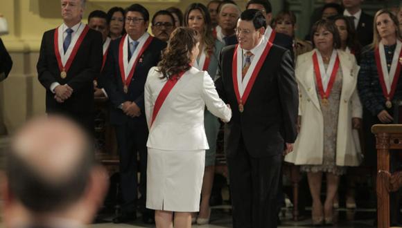 Saludo entre la presidenta Dina Boluarte y el nuevo titular del Congreso, Alejandro Soto | Foto: Anthony Niño de Guzmán / @photo.gec