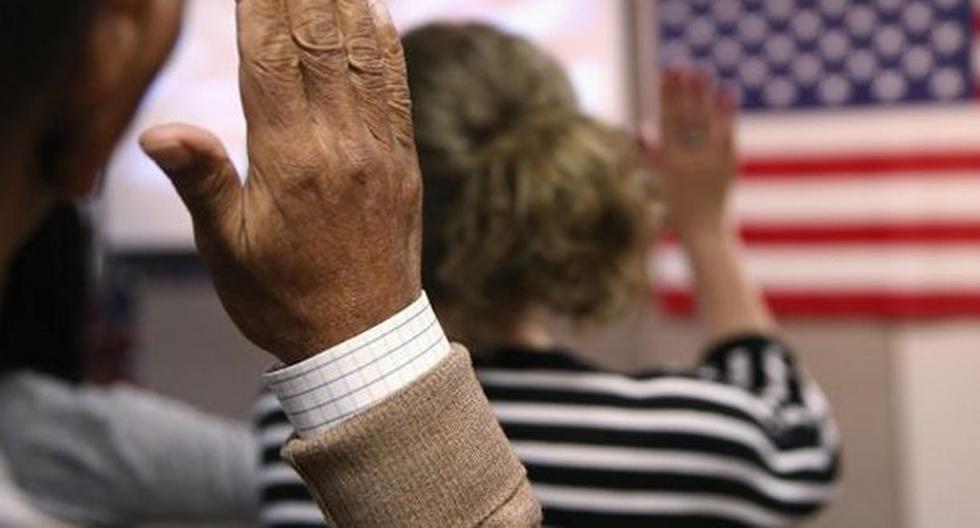 Durante la ceremonia de ciudadanía, los inmigrantes deben jurar lealtad a EEUU. (Foto: univision.com)
