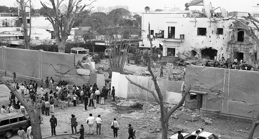 Lima, 5 de junio de 1992. La imagen diurna y dantesca que revelaba los detalles del criminal atentado terrorista de Sendero Luminoso contra un medio de comunicación, el Canal 2 en Jesús María. (Foto: Darío Médico / GEC Archivo Histórico)