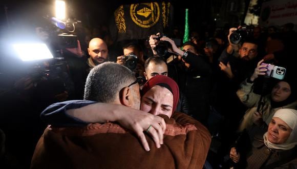 Un prisionero recién liberado abraza a un familiar durante una ceremonia de bienvenida en Ramallah, en la Cisjordania ocupada, el 30 de noviembre de 2023. (Foto de Jaafar ASHTIYEH / AFP)