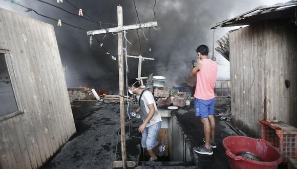 El incendio en el almacén de llantas ocurrió el último jueves en el  límite de Comas y San Martín de Porres. (Foto: Renzo Salazar/El Comercio)