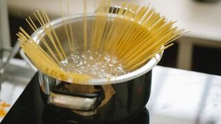 El truco para evitar que el agua hirviendo se derrame cuando cocinas pasta